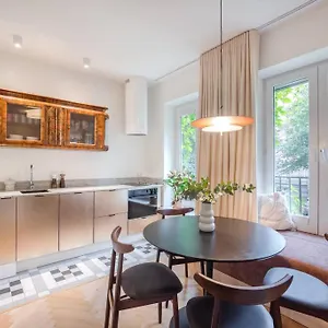 Cityscape Haven: Urban Retreat Apartment