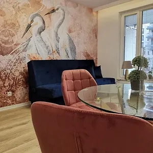 Flou 81, Parking & 700m Plaza Apartment *