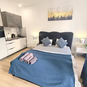 Private Parking, Secure Building - Old Town & Main Station Apartment *