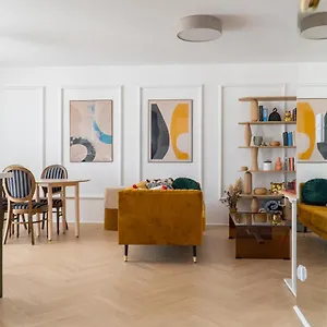 Old Town Gem Designer - Centre Location - Families - Remote Work Apartment