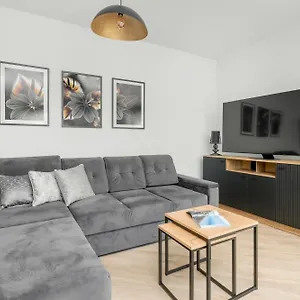 Luksusowy Z 4 Sypialniami, Klimatyzacja I Biurkiem W Gdansku By Renters