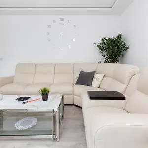 Apartment Spacious & Bright Family In By Renters *